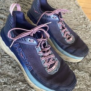 Women’s hoka’s size 9